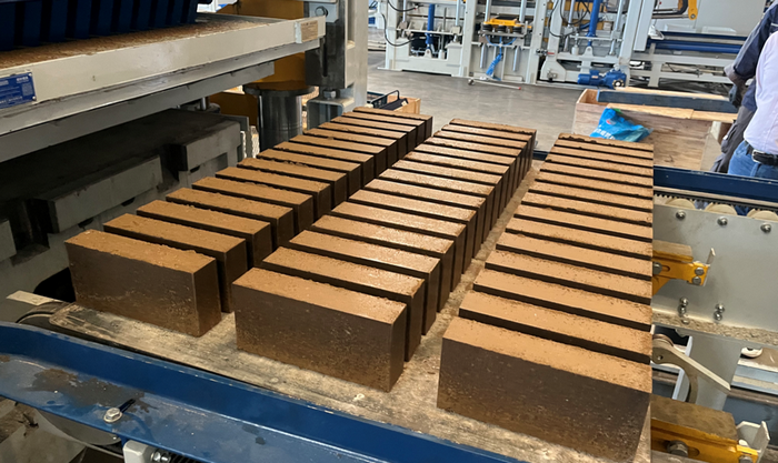 Popolnoma samodejni stroj za izdelavo opeke ZN1500 krepi vzhodnokitajsko stranko pri uporabi virov blata